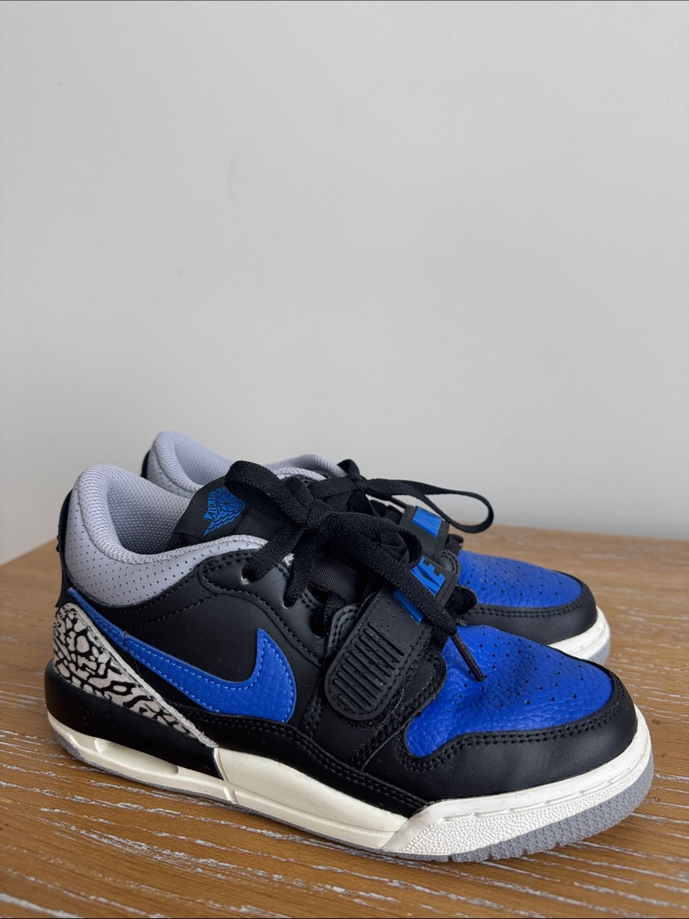Nike Kids Black and Blue Low-Top Sneakers
